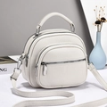 Bolso de mano minimalista en cuero granulado beige con tres compartimentos y correa ajustable - Blanco