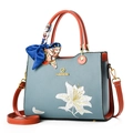 Bolso tote azul con asas naranjas, bordado de lirios y pañuelo de seda impreso - Peonía Azul