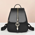 Eleganter schwarzer Lederrucksack mit goldenem Reißverschluss und Anhänger für Damen - Schwarz/Lächeln