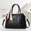 Elegante schwarze Handtasche mit Litschi-Maserung, braunem Besatz und Seidenschal - Schwarz
