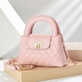 Elegante rosa gesteppte Leder-Handtasche mit Goldkette auf geometrischem Display-Ständer - Rosa