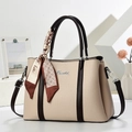 Beigebraune Beuteltasche aus Leder mit Litschi-Struktur und Seidenschal-Griffdetail - Hellbeige