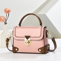 Bolso de hombro bicolor rosa y marrón con cierre de metal dorado y correa larga - Rosa