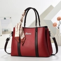 Elegante rote Handtasche mit Litschi-Textur Seidenschal-Griff und Silber-Logo - Burgunderrot