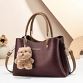 Elegante bolso de mano de cuero rojo vino para mujer con asas marrones y colgante - Burdeos