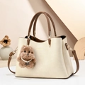 Elegante bolso de mano beige y marrón con un colgante de cachorro de peluche suave - Blanco Roto