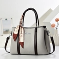 Elegante borsa a secchiello in pelle grigio chiaro con manici marroni e foulard in seta - Grigio