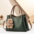 Bolso de cuero verde oscuro con asas marrones y colgante de perro de peluche - Verde