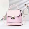 Bolso bandolera de charol rosa brillante con diseño acolchado y herrajes dorados - Rosa