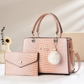 Détail d'un ensemble de sacs roses à motif croco avec maillons cœur et pompon en peluche - Rose