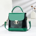 Bolso cuadrado pequeño en contraste verde esmeralda y negro con acabado brillante y asa dorada - Verde