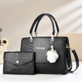 Vue détaillée du cabas noir en cuir verni à motif crocodile et logo métallique doré - Noir