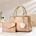 Vue détaillée du sac en cuir beige motif crocodile avec pompon en perles et breloque - Doré