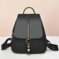 Schicker schwarzer Damenrucksack aus weichem Leder mit Katzenanhänger und Golddetails - Schwarz/Katze