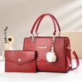 Détail de l'ensemble fourre-tout rouge motif croco avec logo doré et pompon blanc doux - Bordeaux