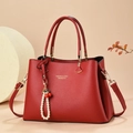 Elegante borsa a mano in pelle rossa con hardware dorato e ciondolo a ciliegia - Borgogna
