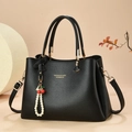 Grande borsa a mano in pelle morbida nera con ciondolo a ciliegia e tracolla elegante - Nero