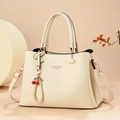 Borsa a tracolla in pelle morbida beige con ciondolo a ciliegia e perla - Bianco