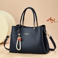 Borsa a mano in ecopelle blu navy con ciondolo a ciliegia e dettagli dorati - Blu