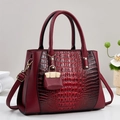 Elegante bolso de mano rojo oscuro con panel de cocodrillo y detalles metálicos dorados - Burdeos