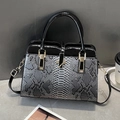 Handtasche mit Schlangenmuster-Patchwork, Gold-Hardware und abnehmbarem Gurt - Schwarz