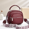 Bolso de mano para mujer en cuero lichi burdeos con correa ancha de patrón geométrico - Granate