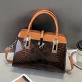 Schicke Handtasche in Orange und Braun mit Python-Prägung und goldenen Beschlägen - Erdgelb