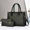 Dreiteiliges Set aus olivgrünen gewebten Handtaschen mit goldenen Beschlägen und Geldbörsen - Dunkelgrün