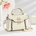 Petit sac bandoulière crème avec boucle cygne doré et pendentif pompon en perles - Blanc