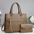 Détail du set de sacs cabas en similicuir marron avec texture croco et tirette tressée - Marron
