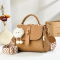 Sac à main tissé marron avec large bandoulière ondulée et breloque peluche douce - Jaune Terre
