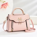 Petit sac à main rose minimaliste avec boucle cygne doré et détail pampille perle - Rose