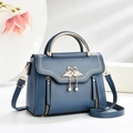 Sac bandoulière en cuir synthétique bleu foncé avec pendentif cygne et texture grainée - Bleu foncé