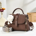 Sac à main tressé marron foncé avec breloque peluche et bandoulière géométrique - Café