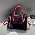 Borsa a mano in ecopelle rosso scuro con motivo a serpente, cerniera dorata e manici rossi - Borgogna