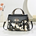 Bolso bandolera negro con estampado floral dije de cisne dorado y borla decorativa - Bolso Individual / Negro