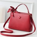 Rote Braut-Eimertasche mit Herz-Detail und Seidenschal auf weißem Hintergrund - Rot