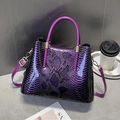 Borsa alla moda sfumata viola motivo serpente in pelle verniciata lucida con tracolla - Viola