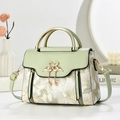 Bolso de mano verde claro con bordado floral, cierre de cisne metálico y perla - Bolso Individual / Verde