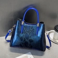 Zaino da donna chic con trama a serpente sfumata blu e nera e dettagli dorati - Blu