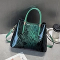 Elegante borsa a mano in vernice lucida con motivo pitonato sfumato verde e nero - Verde