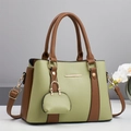 Elegante borsa bicolore verde e marrone con accenti dorati e ciondolo mini borsa - 28*13*20CM / Verde Color-Block