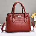 Borsa retrò bordeaux da donna con goffratura coccodrillo e chiusura in metallo dorato - Borgogna