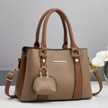 Elegante bolso de mano marrón con textura de lichi y detalles metálicos dorados - Marrón