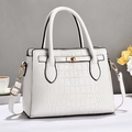 Elegante borsa a mano bianca da donna con trama coccodrillo e chiusura dorata - Bianco