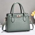Sac à main vintage vert Morandi avec texture crocodile et boucle en métal doré - Vert
