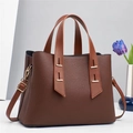 Détail du sac à main en cuir marron avec garniture dorée et bandoulière amovible - 31*13*23CM / Marron