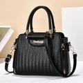 Sac à main tissé noir élégant avec détails dorés et bandoulière réglable sur fond blanc - Noir / Style 2