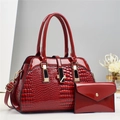 Juego de bolsos de charol rojo oscuro con estampado de cocodrilo y herrajes dorados - Rojo