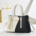 Bolso elegante bicolor con monograma, logotipo H dorado y colgante de perla y hoja - Negro y Blanco